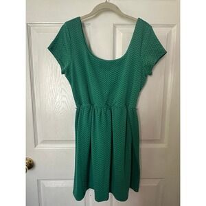 Red Camel Short Sleeve Scoop Neck Green Chevron Pattern Dress With Belt Loops